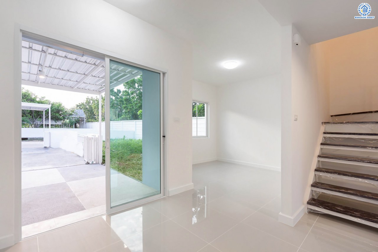 บ้านมือสองตกแต่งใหม่ โครงการ เดอะวิลเลจ แจ้งวัฒนะ-ติวานนท์ หลังมุม เนื้อที่ 55 ตร.ว. ดีไซน์ตอบทุกไลฟ์สไตล์ ฟังก์ชัน 3 ห้องนอน 2 ห้องน้ำ จอดรถได้ 2 คัน Living ชั้นล่างกว้างขวาง สามารถกั้นเป็นห้องเพิ่มได้สบาย ๆ บนทำเลติดถนนใหญ่ เชื่อมต่อทุกเส้นทาง ใกล้รถไฟฟ้าสายสีชมพู "สถานีแจ้งวัฒนะ-ปากเกร็ด28" และจุดขึ้นทางด่วน "ศรีสมาน"